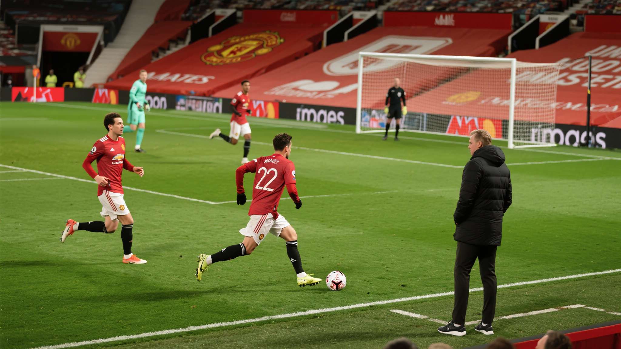 从整场比赛来看，曼联的战术安排颇具针对性。主帅选择以稳固防线为基础，适时发动快速